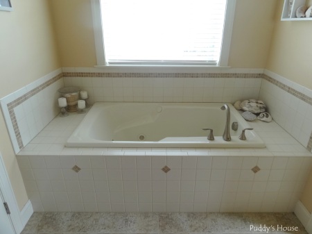 Master Bathroom - whirpool tub with seashell decor